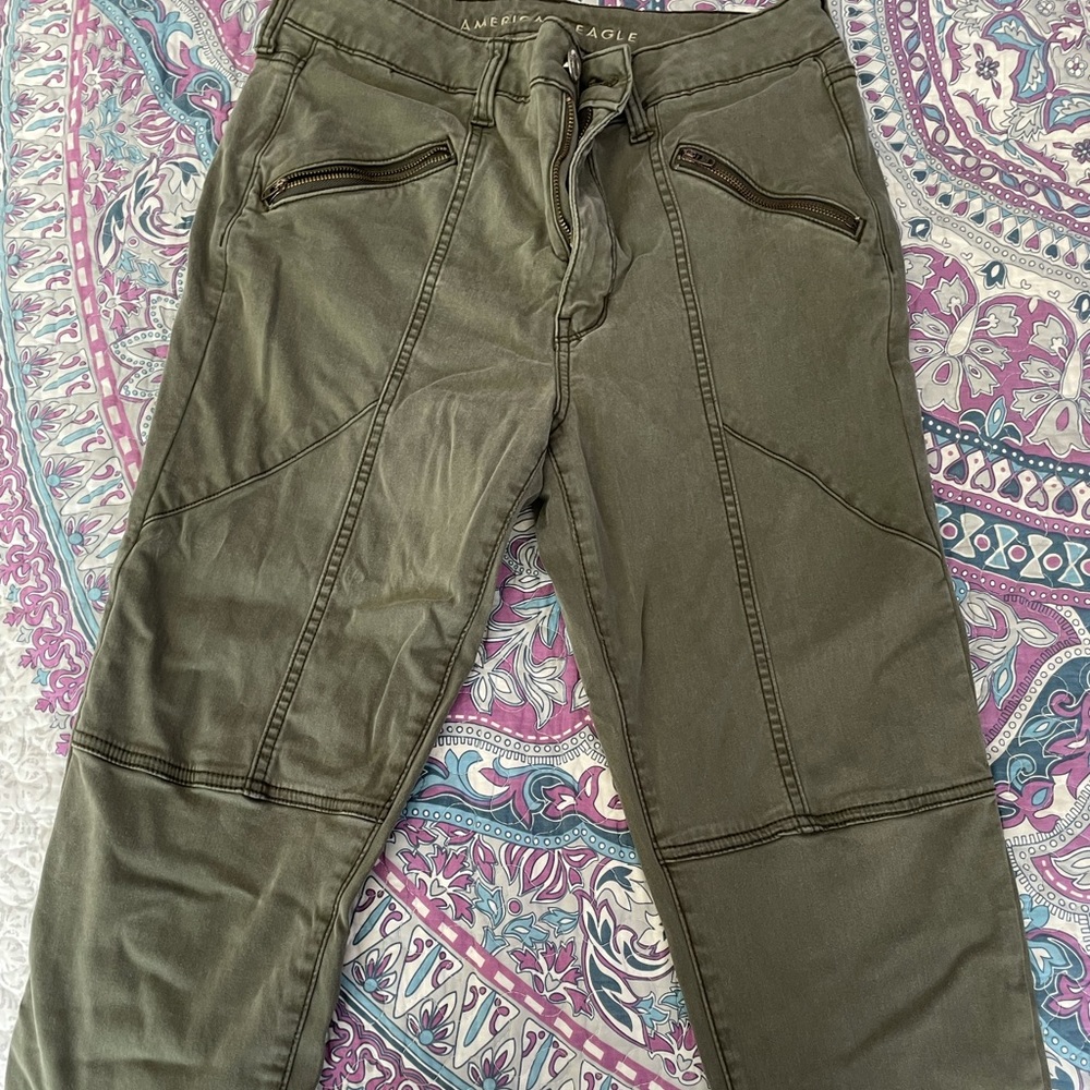 AE cargo style skinny jean with zipper details